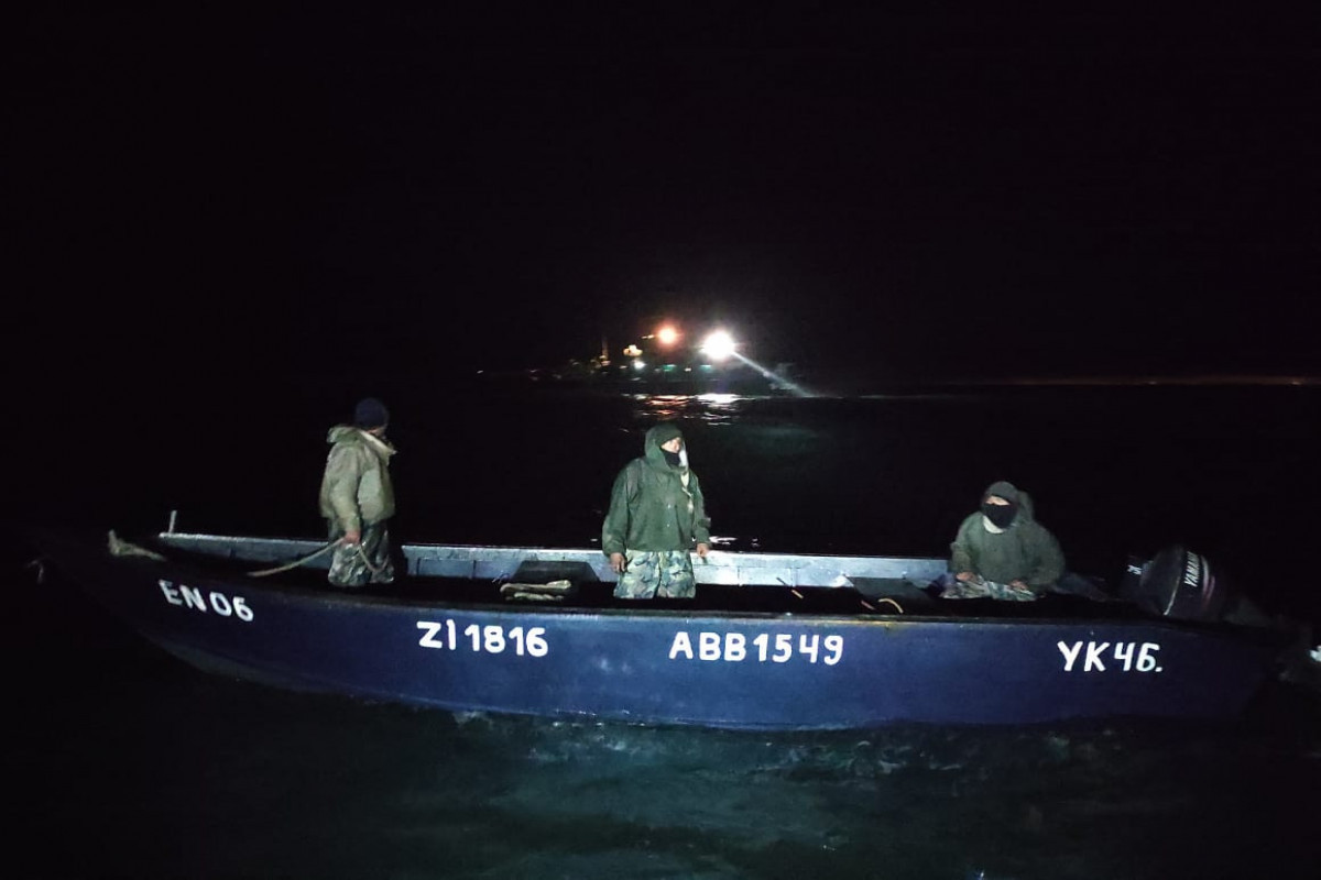 На Каспии спасли трех рыбаков, потерпевших бедствие-ФОТО 