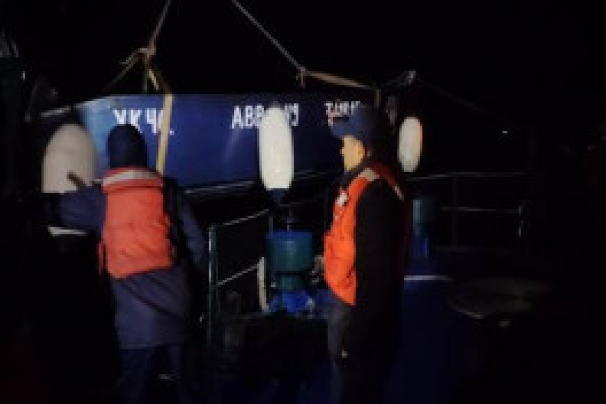 На Каспии спасли трех рыбаков, потерпевших бедствие-ФОТО 