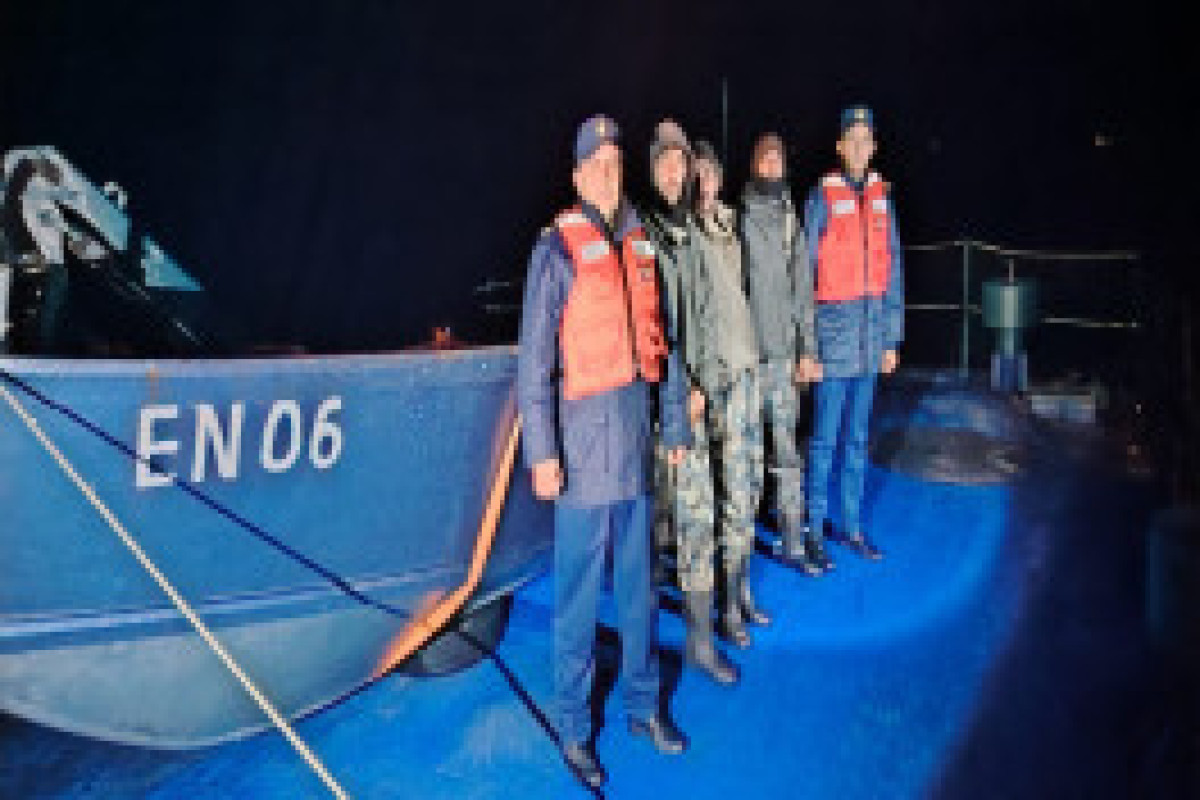 На Каспии спасли трех рыбаков, потерпевших бедствие-ФОТО 