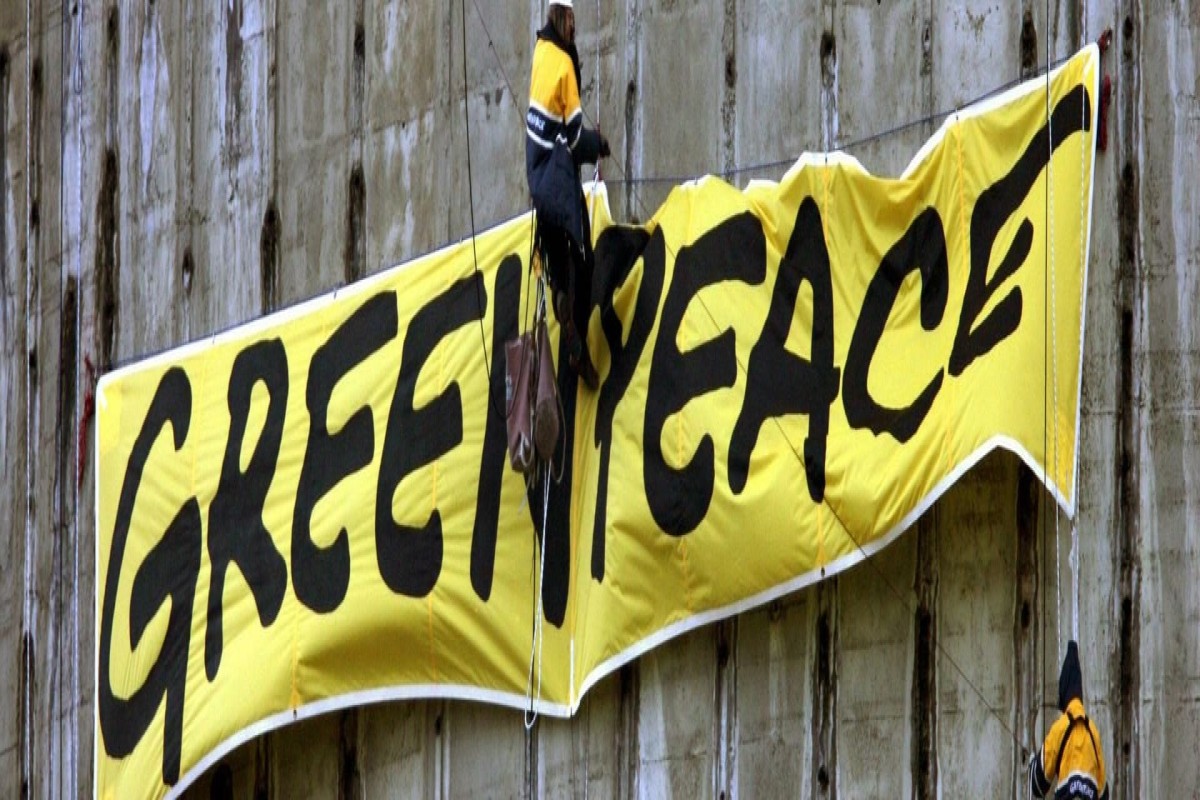 Активисты Greenpeace заняли крышу экологического ведомства в Праге