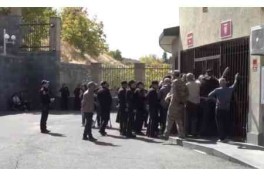 «Католикос» и «Уходи»: в Эчмиадзине звучат противоположные лозунги