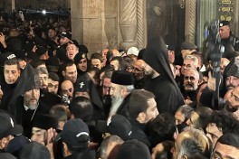 В Эчмиадзине произошли столкновения между сторонниками и противниками католикоса: есть задержанные-ВИДЕО 