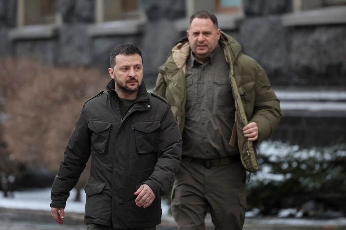 СМИ: Зеленский продолжает общаться с Ермаком