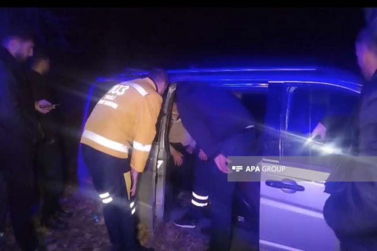 В Огузе Mercedes Vito врезался в дерево: есть погибший, шестеро ранены-ОБНОВЛЕНО -ФОТО 