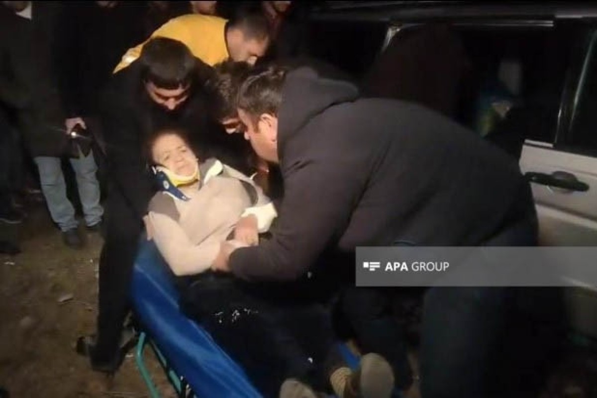 В Огузе Mercedes Vito врезался в дерево: есть погибший, шестеро ранены-ОБНОВЛЕНО -ФОТО 