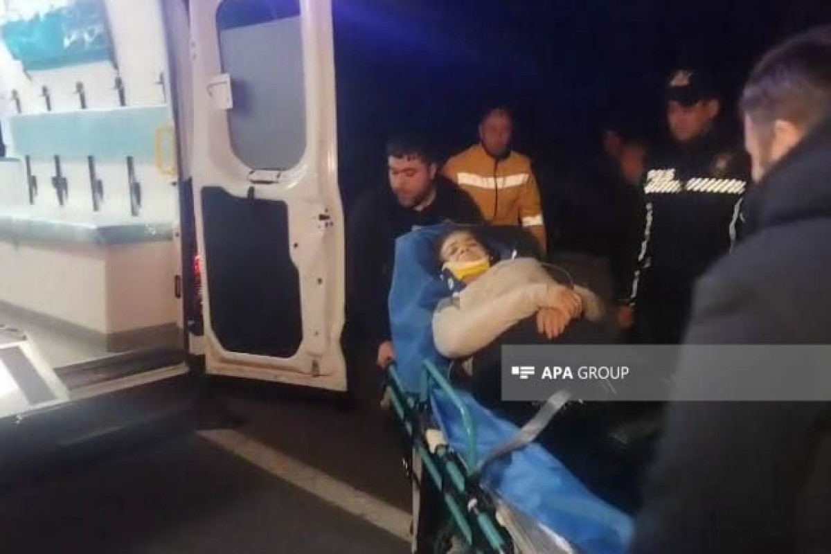 В Огузе Mercedes Vito врезался в дерево: есть погибший, шестеро ранены-ОБНОВЛЕНО -ФОТО 