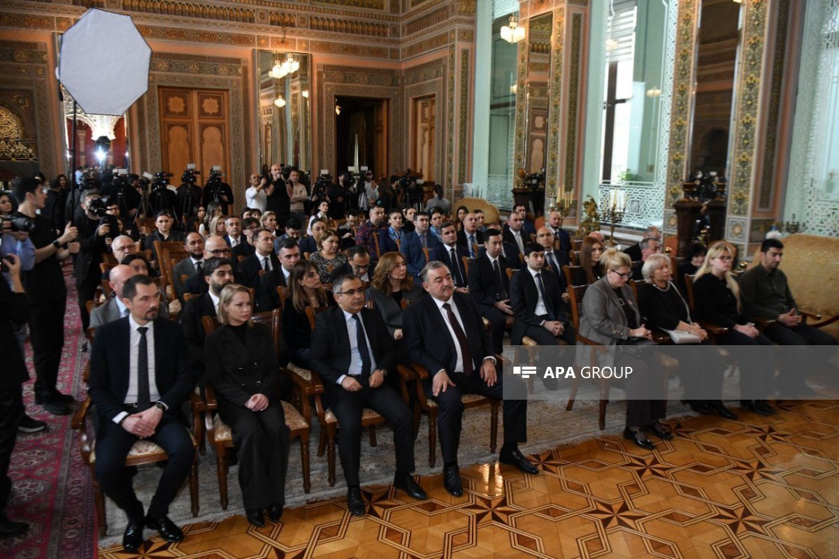 AZAL и «Азерпочт» выпустили памятную марку к годовщине авиакатастрофы под Актау-ФОТО 