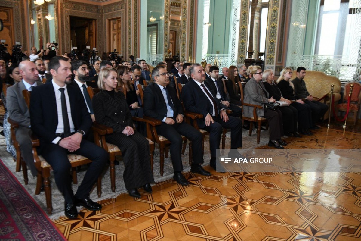 AZAL и «Азерпочт» выпустили памятную марку к годовщине авиакатастрофы под Актау-ФОТО 