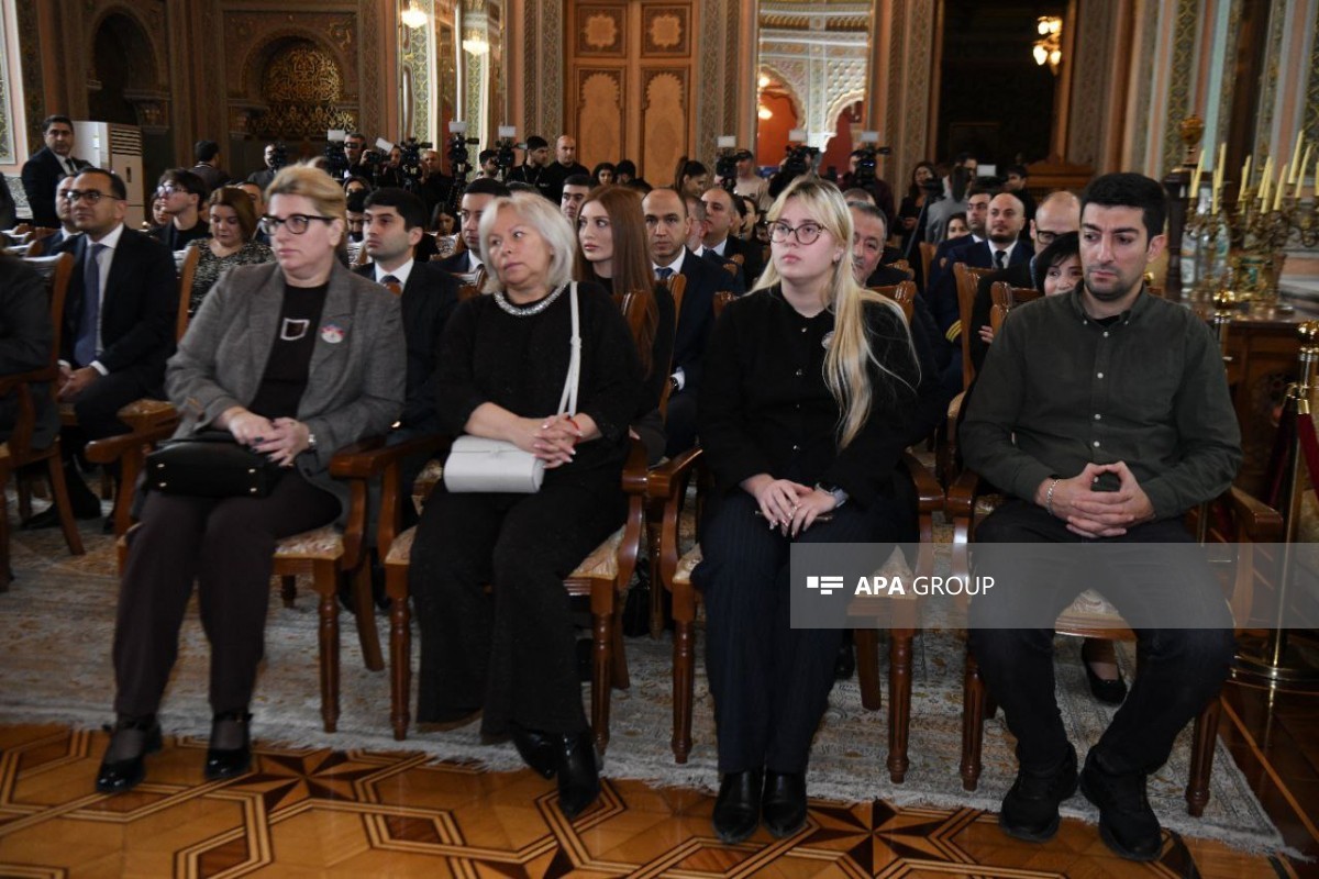 AZAL и «Азерпочт» выпустили памятную марку к годовщине авиакатастрофы под Актау-ФОТО 