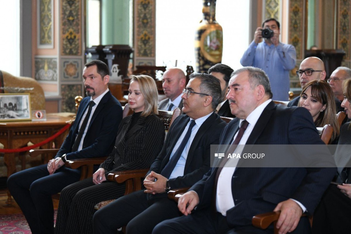 AZAL и «Азерпочт» выпустили памятную марку к годовщине авиакатастрофы под Актау-ФОТО 