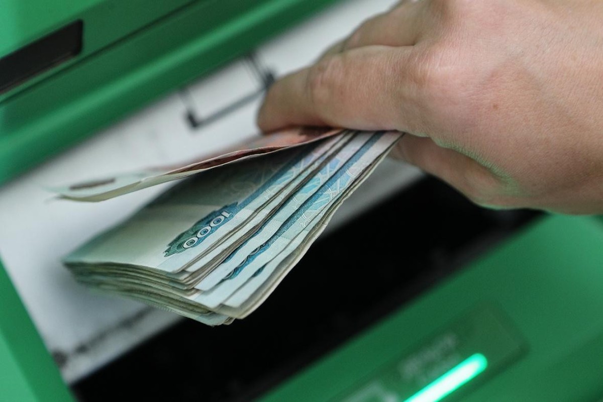 FT зафиксировала спад роста зарплат и вакансий в России