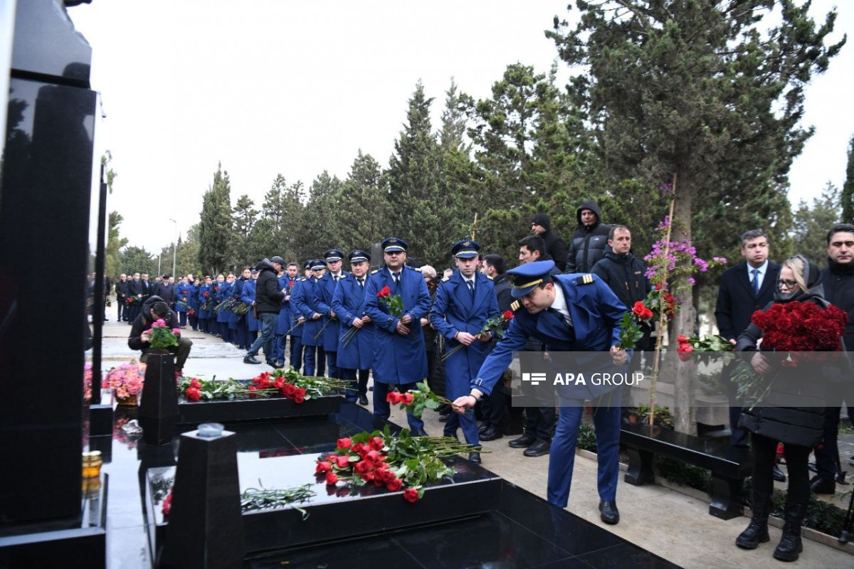 Родные и коллеги почтили память погибших в крушении самолета AZAL-ФОТО 