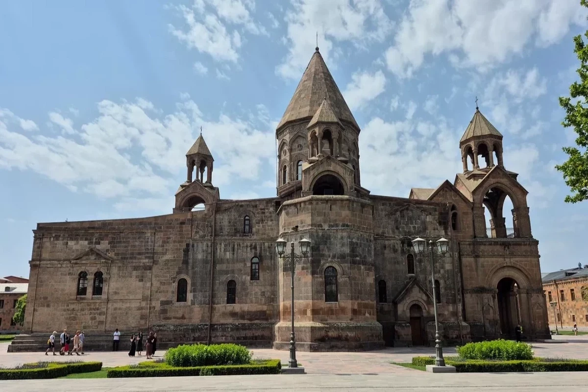 Власти Армении ограничили земельные привилегии Армянской церкви