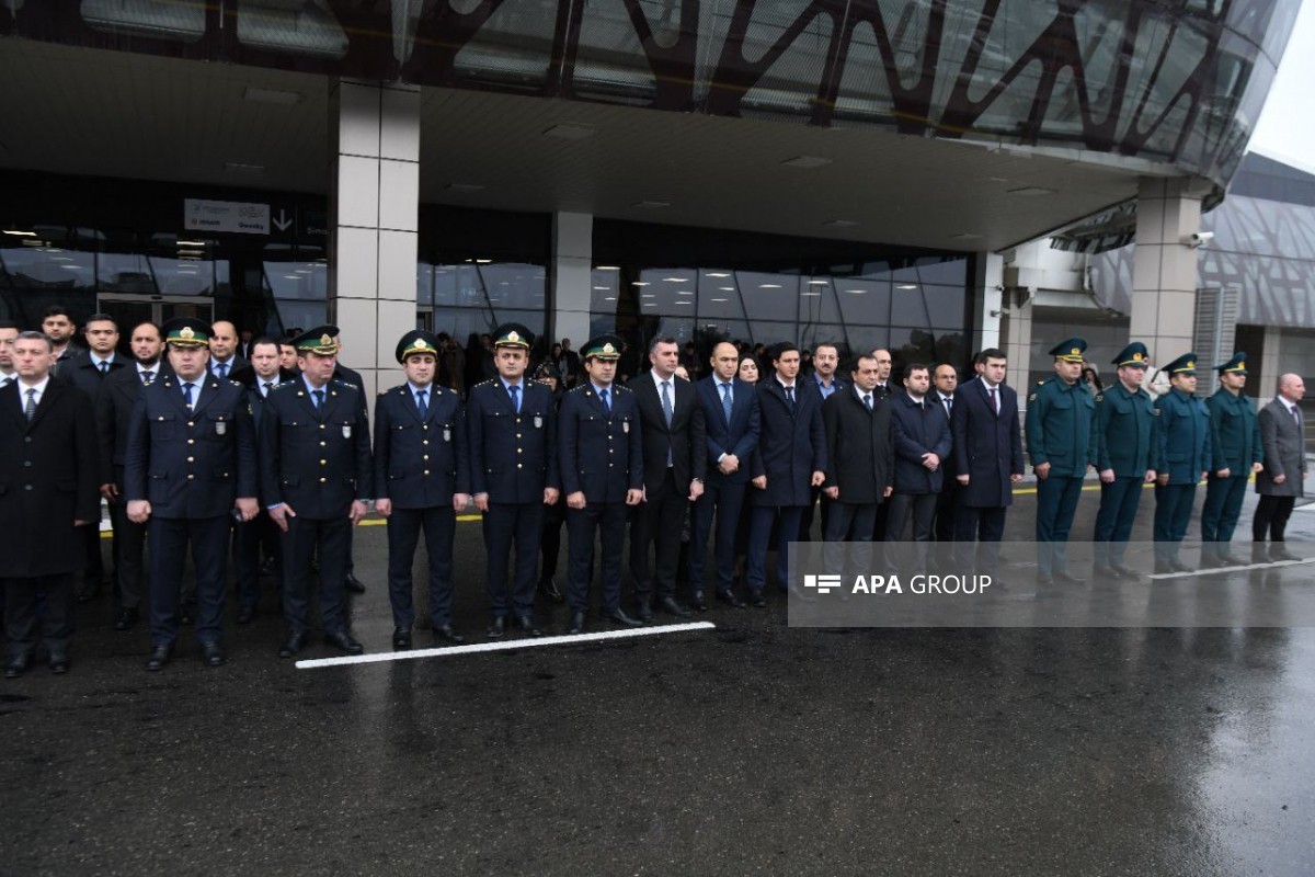В Баку минутой молчания почтили память погибших в крушении самолета AZAL -ФОТО 