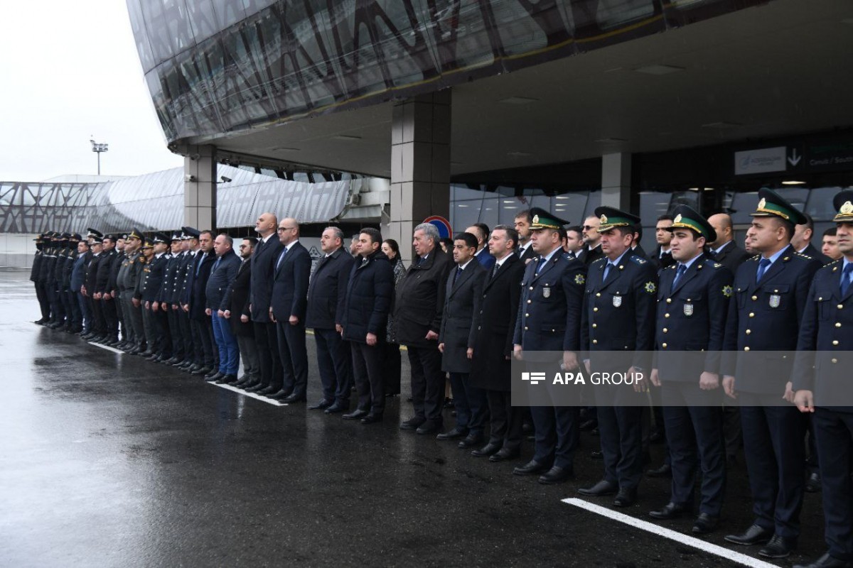 В Баку минутой молчания почтили память погибших в крушении самолета AZAL -ФОТО 