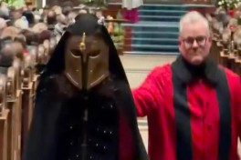 Рождество в Кельнском соборе прервал танцующий мужчина в золотой маске