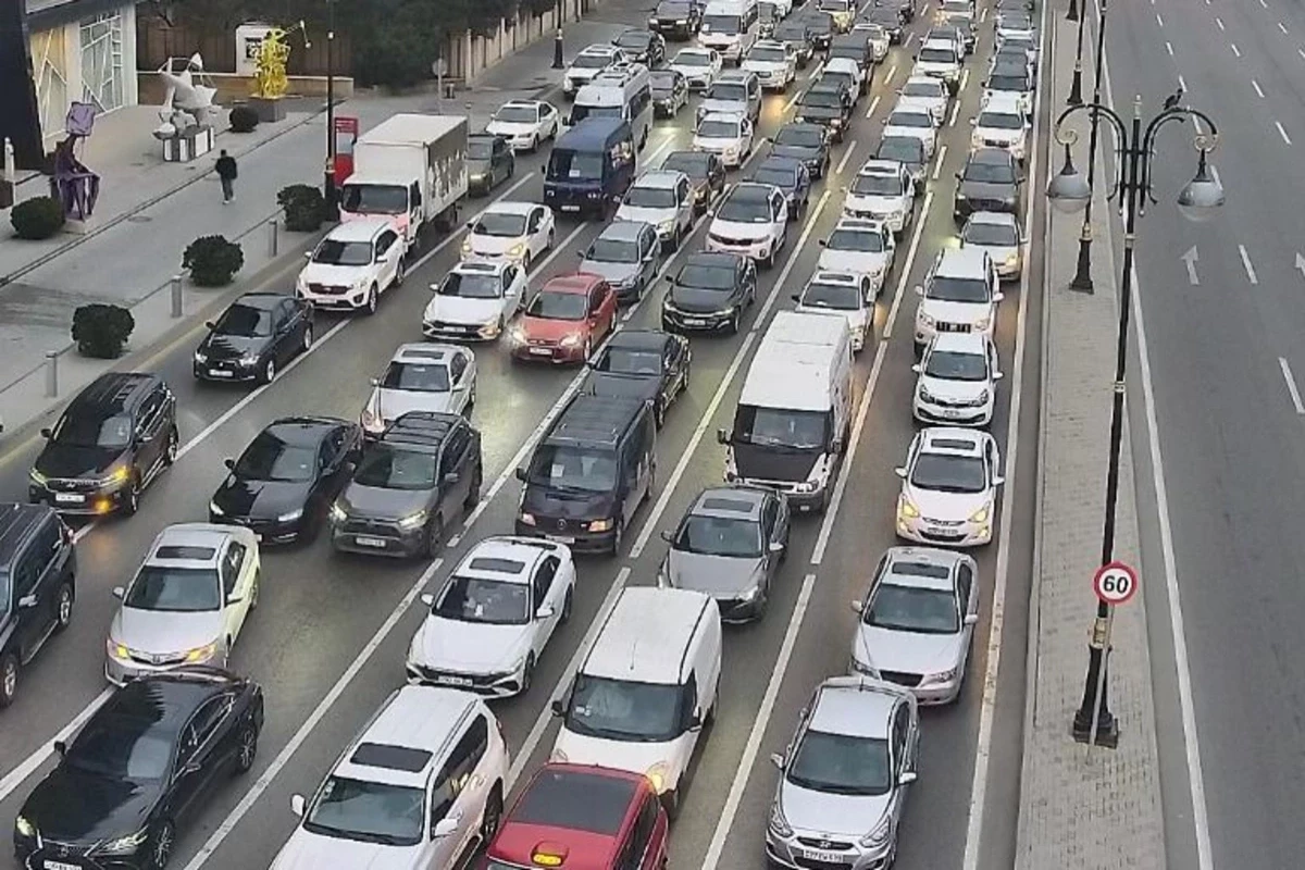 Из-за транспортных заторов в Баку предложено пересмотреть режим работы 