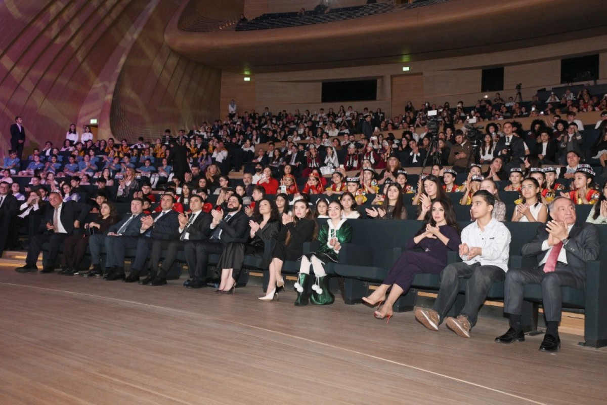 Лейла Алиева и Алена Алиева приняли участие в заключительной церемонии награждения победителей Детского художественного фестиваля