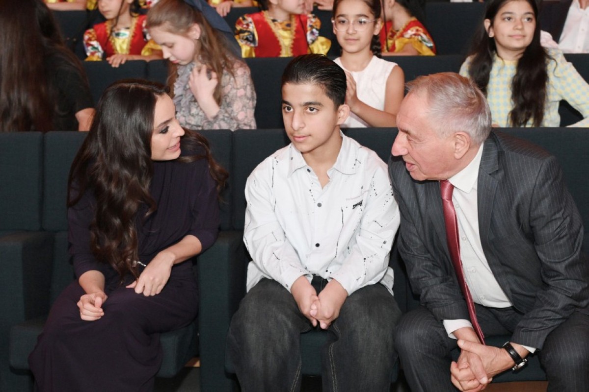 Лейла Алиева и Алена Алиева приняли участие в заключительной церемонии награждения победителей Детского художественного фестиваля