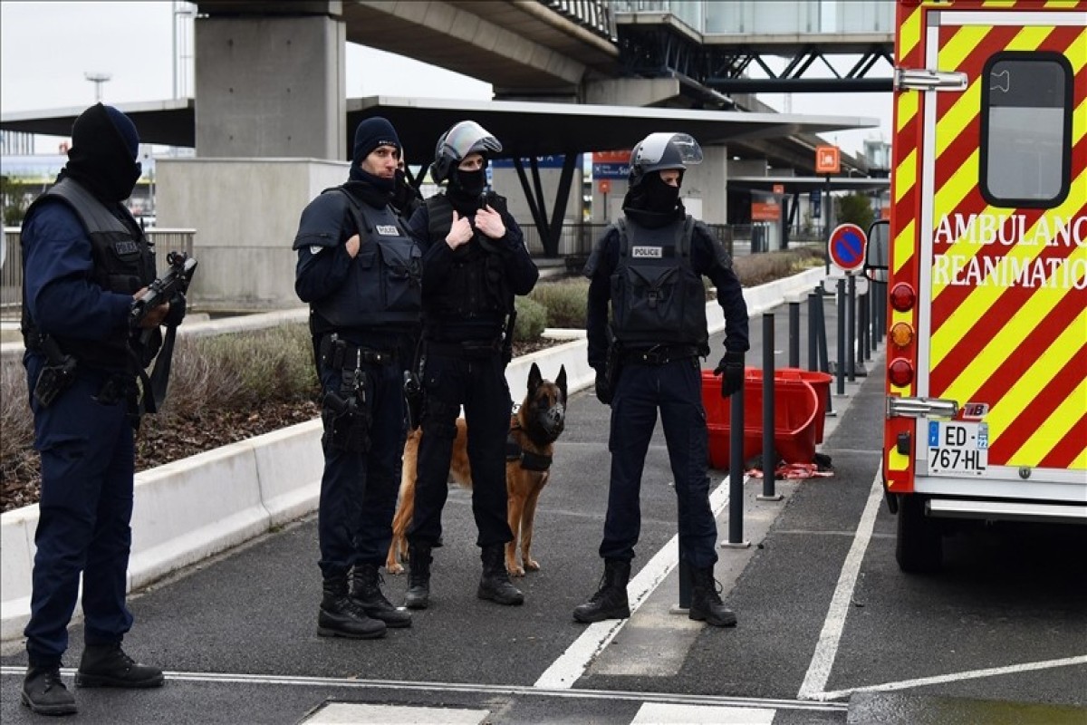 Неизвестный мужчина напал на женщин с ножом в парижском метро
