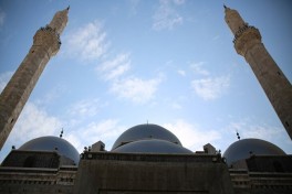 В мечети сирийского города Хомс произошел теракт, погибли люди
-ВИДЕО 