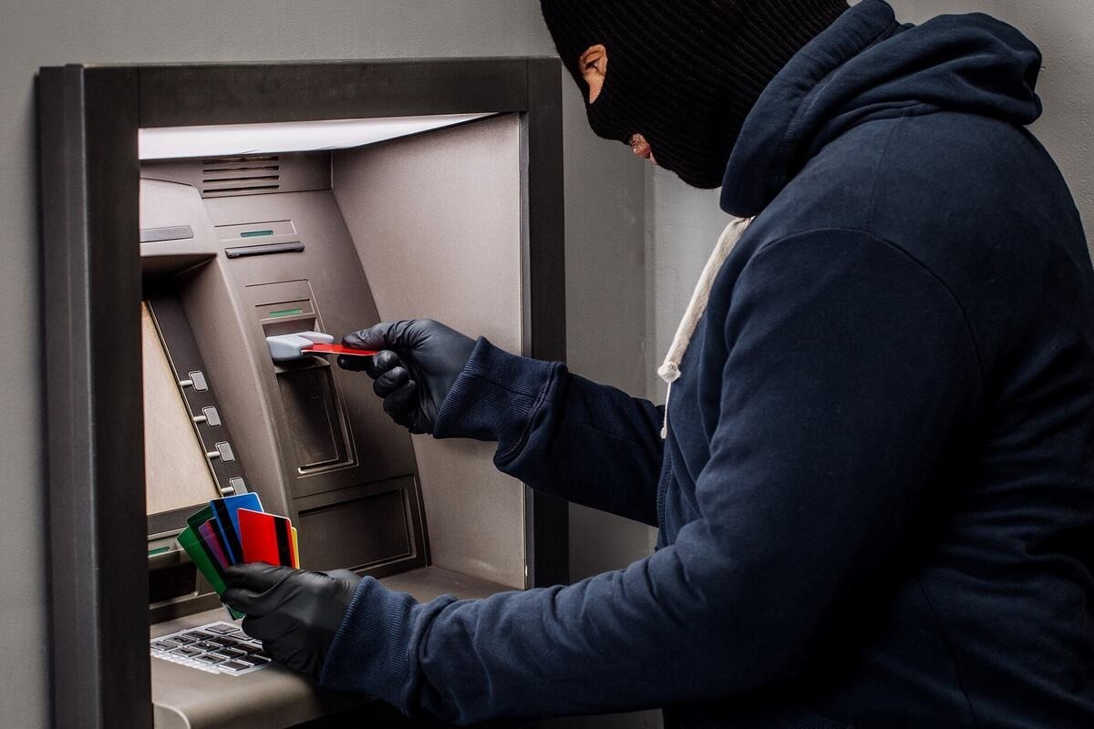 В США грабители в масках похитили банкомат, но потеряли его, уходя от погони