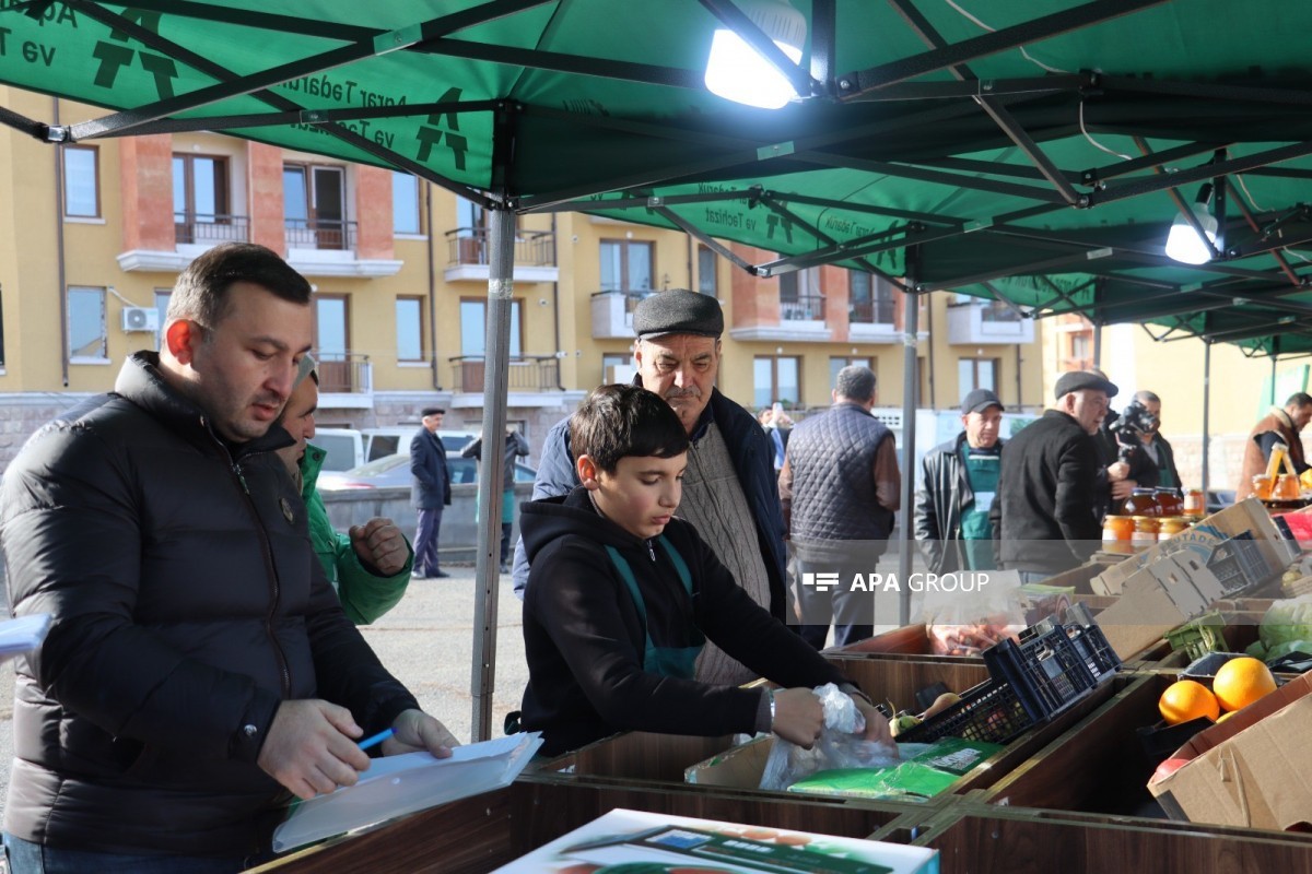 В Ханкенди проходит новогодняя ярмарка «Из деревни в город»-ФОТО 