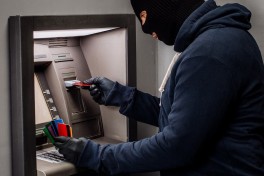В США грабители в масках похитили банкомат, но потеряли его, уходя от погони
