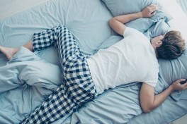 Врачи назвали лучшие и самые опасные позы для ночного отдыха