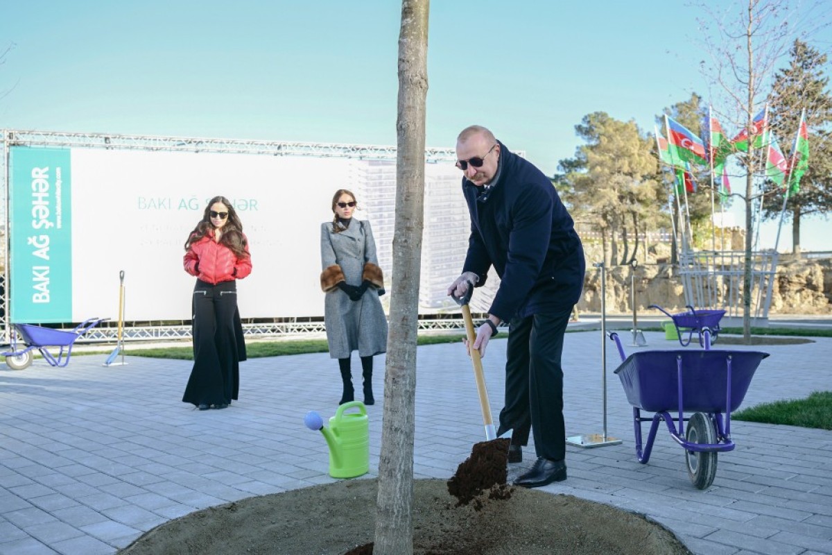 Ильхам Алиев с семьей посетили территорию «Белого города» в Баку-ФОТО -ОБНОВЛЕНО 