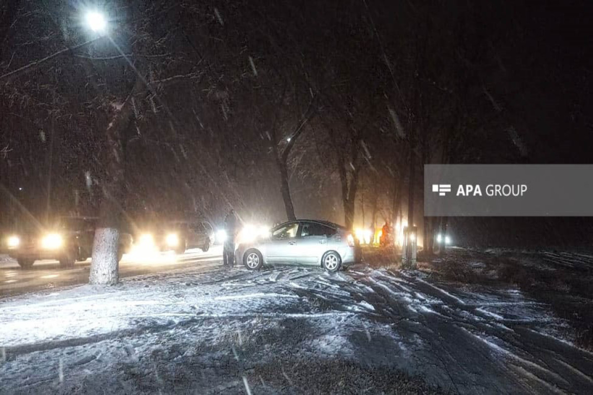 Снег затруднил движение транспорта на автомагистрали Гёйгёль-Кяльбаджар-ФОТО 