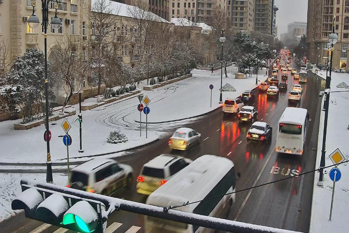 В Баку на ряде улиц затруднено движение транспорта- CПИСОК 