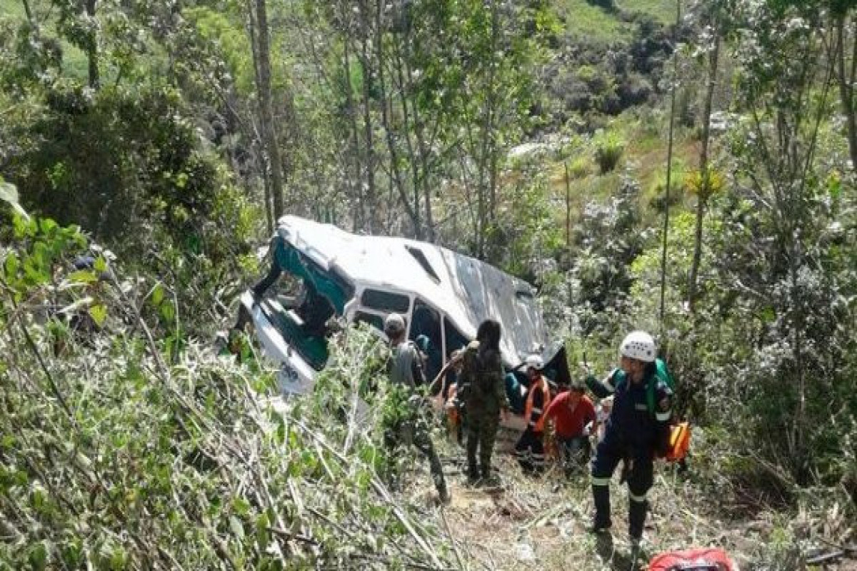 В Колумбии при падении автобуса с обрыва погибли 13 человек