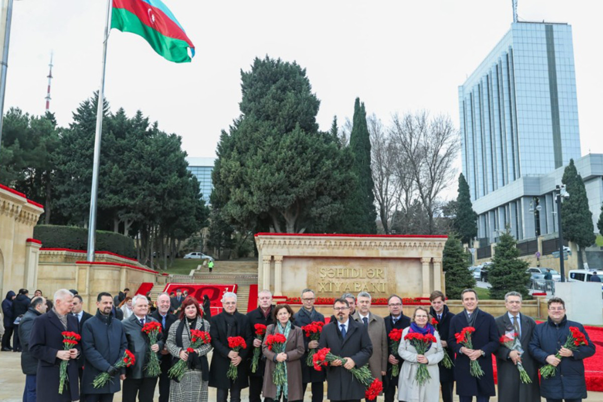 Дипломаты зарубежных стран посетили Аллею шехидов-ФОТО 