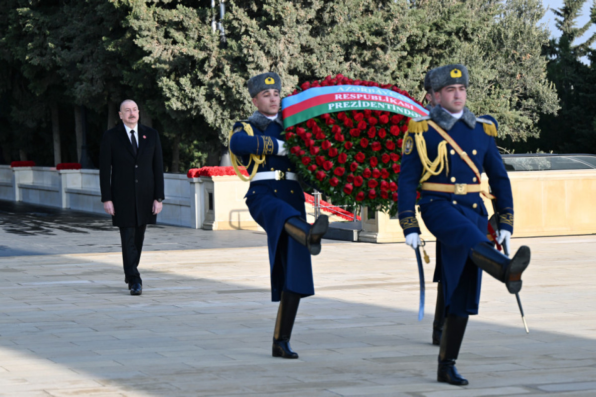 Президент Азербайджана возложил венок к мемориалу «Вечный огонь»-ФОТО 