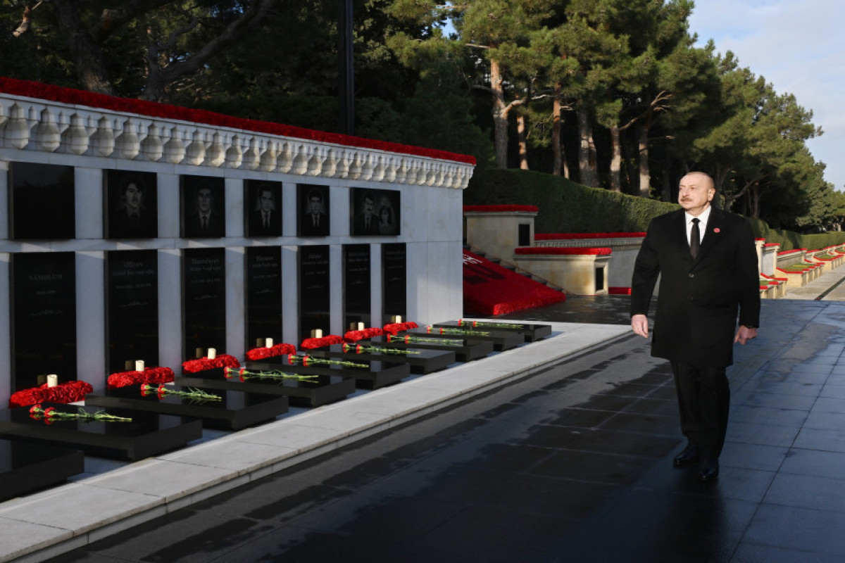 Президент Азербайджана возложил венок к мемориалу «Вечный огонь»-ФОТО 