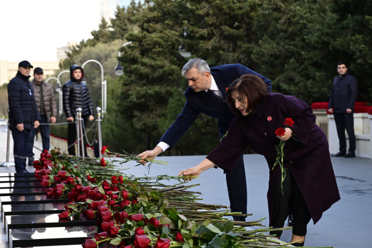 Официальные лица Азербайджана почтили память шехидов 20 января-ФОТО 