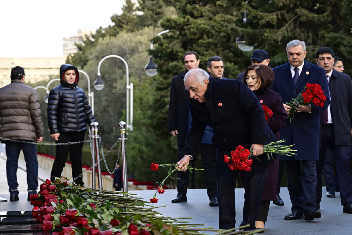 Официальные лица Азербайджана почтили память шехидов 20 января-ФОТО 