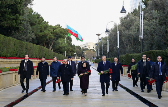 Официальные лица Азербайджана почтили память шехидов 20 января-ФОТО 