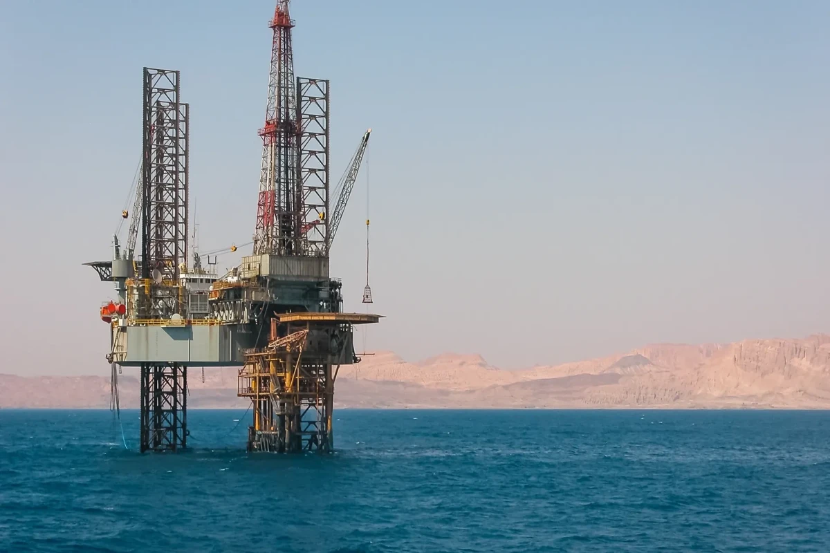 В Суэцком заливе перевернулась нефтяная вышка