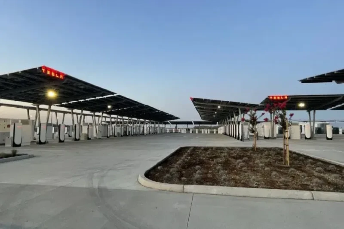 Tesla запустила первую автономную зарядную станцию на солнечных батареях