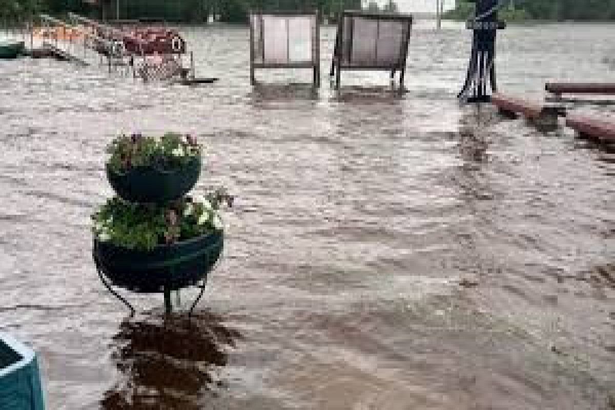 Летнее наводнение впервые за 150 лет: Петербург уходит под воду