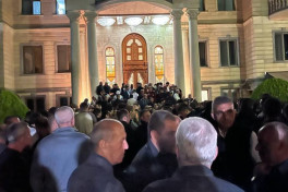 В Ереване стартовало шествие в поддержку бизнесмена Карапетяна
