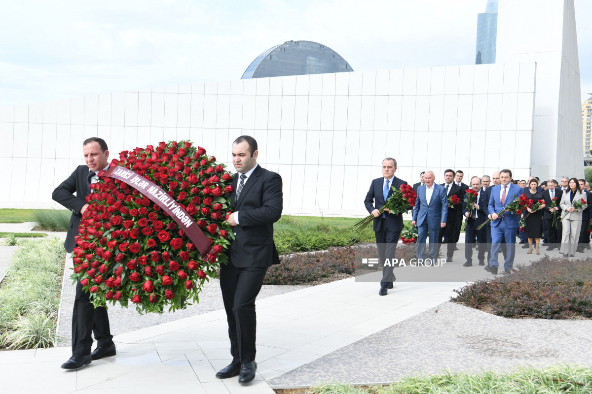 МИД Азербайджана возложил цветы к мемориалам в Баку-ФОТО 