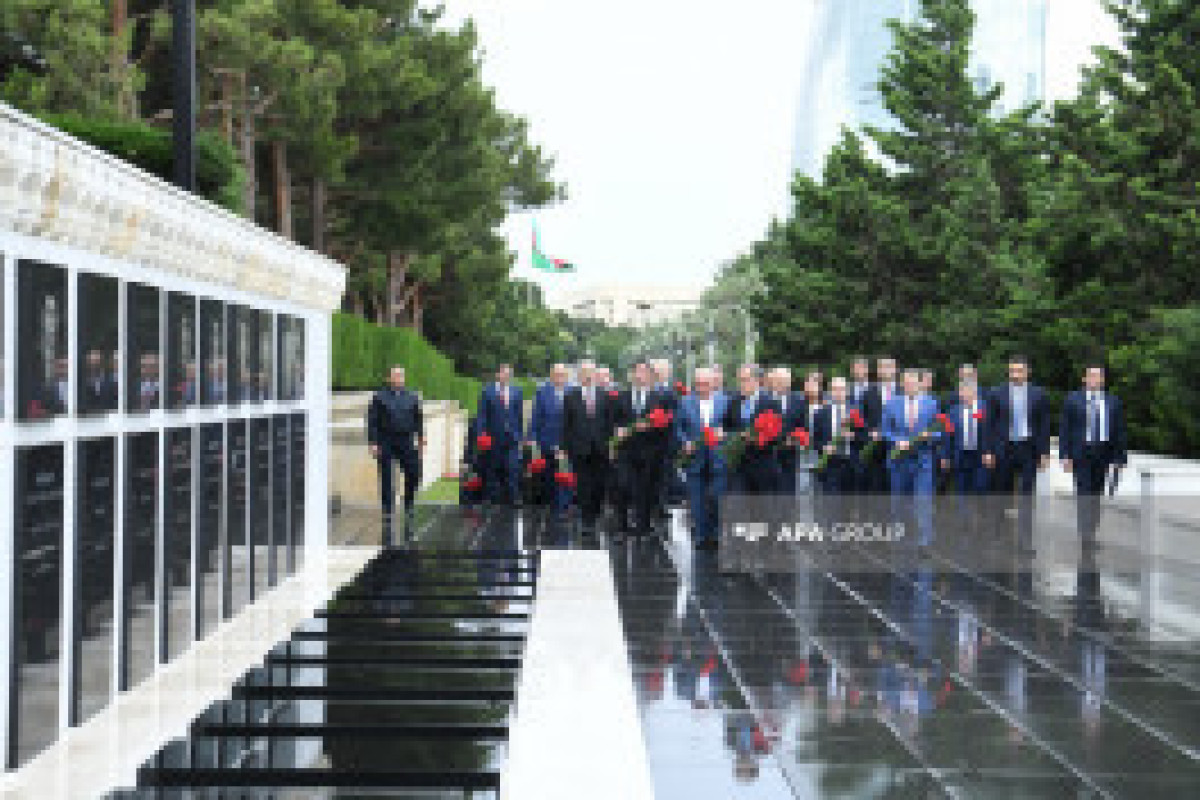МИД Азербайджана возложил цветы к мемориалам в Баку-ФОТО 