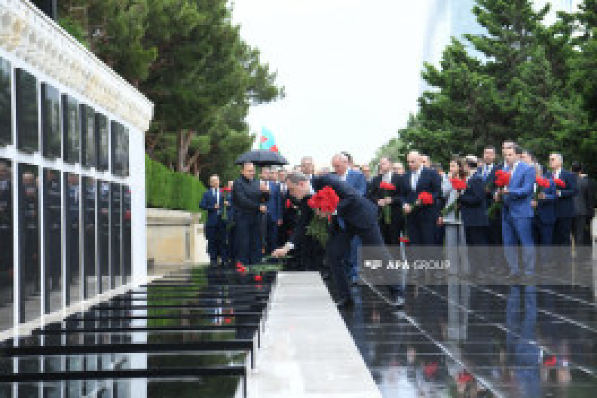 МИД Азербайджана возложил цветы к мемориалам в Баку-ФОТО 