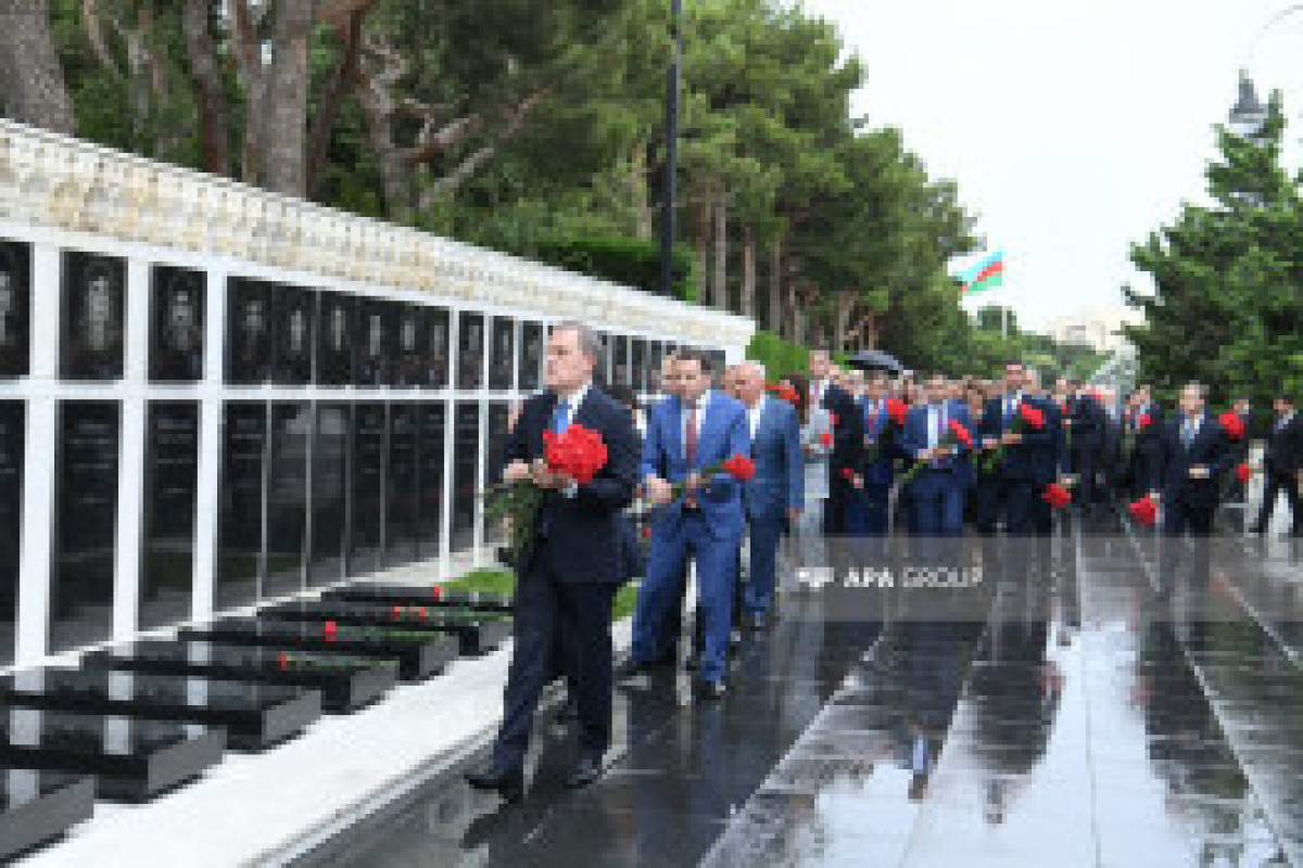 МИД Азербайджана возложил цветы к мемориалам в Баку-ФОТО 