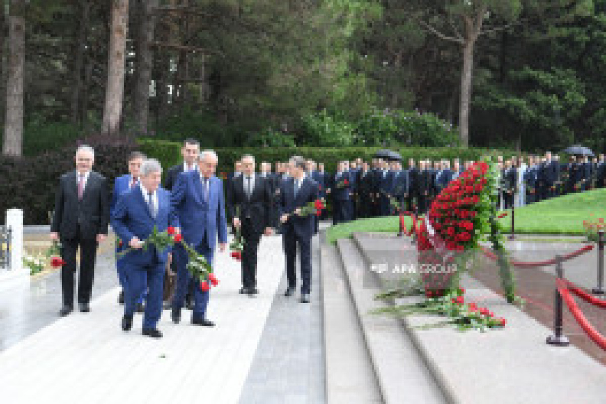 МИД Азербайджана возложил цветы к мемориалам в Баку-ФОТО 
