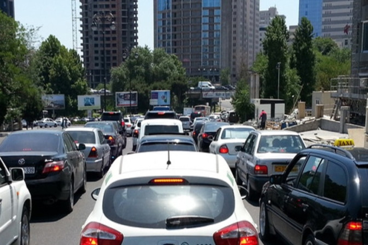 В Баку зафиксированы пробки на основных магистралях