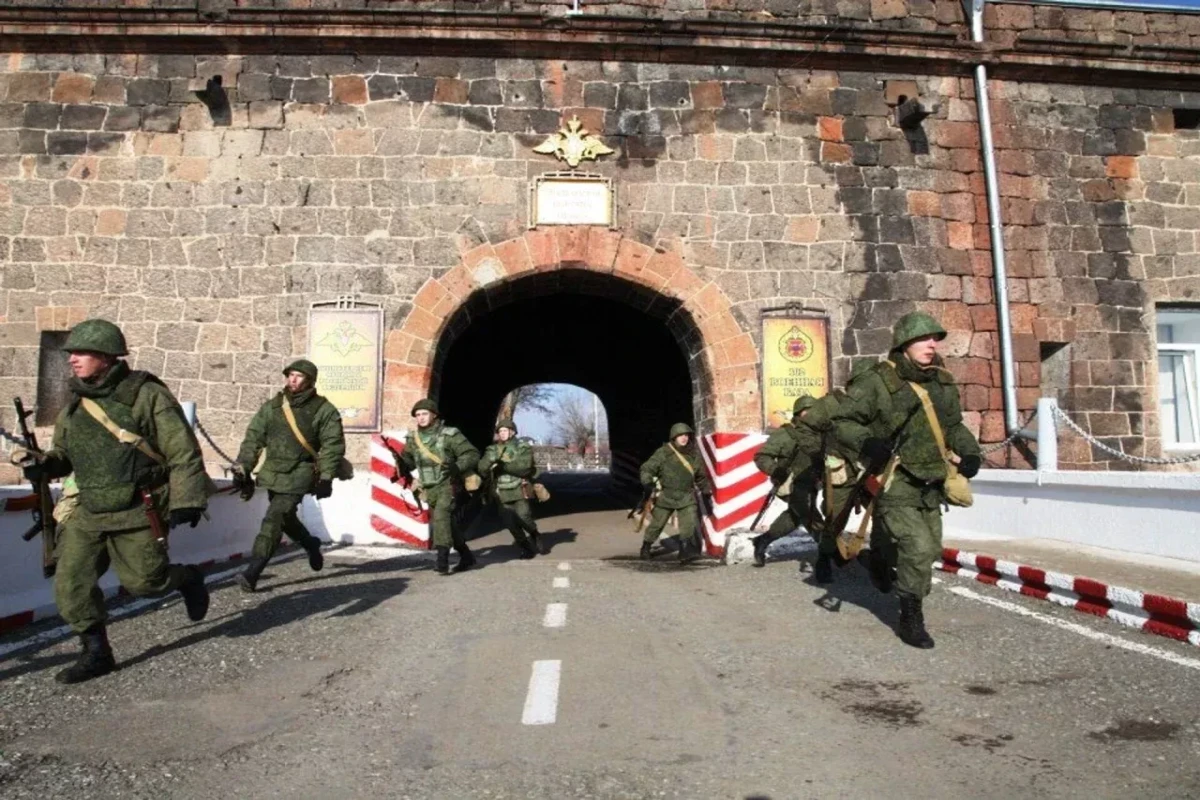 В Гюмри с огнестрельным ранением доставлен военнослужащий 102-й российской базы